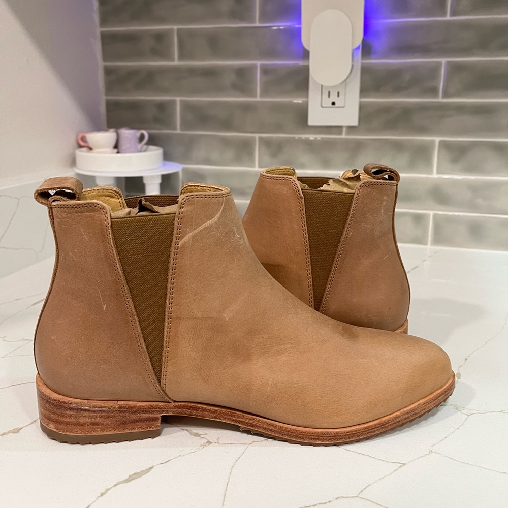 Nisolo Eva Everyday Chelsea Boot. Women’s size 8. Color Beige - Picture 3 of 9